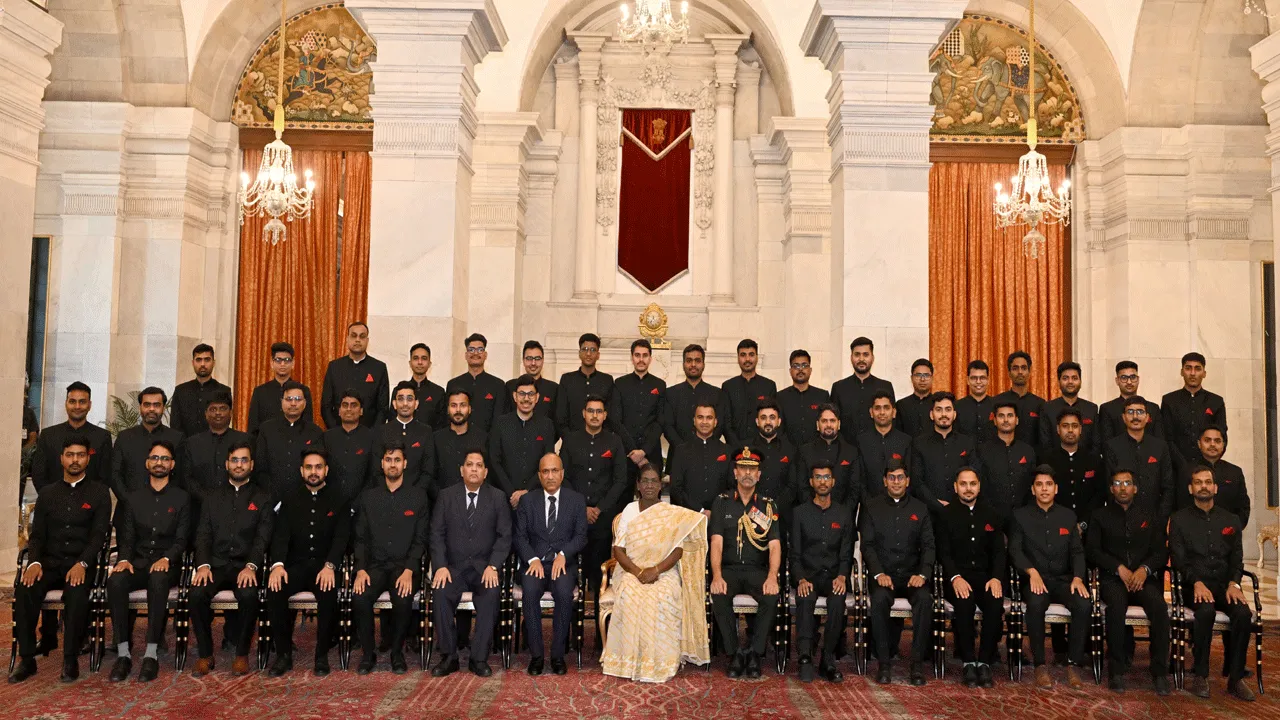 OFFICER TRAINEES OF MILITARY ENGINEER SERVICES CALL ON THE PRESIDENT OF INDIA