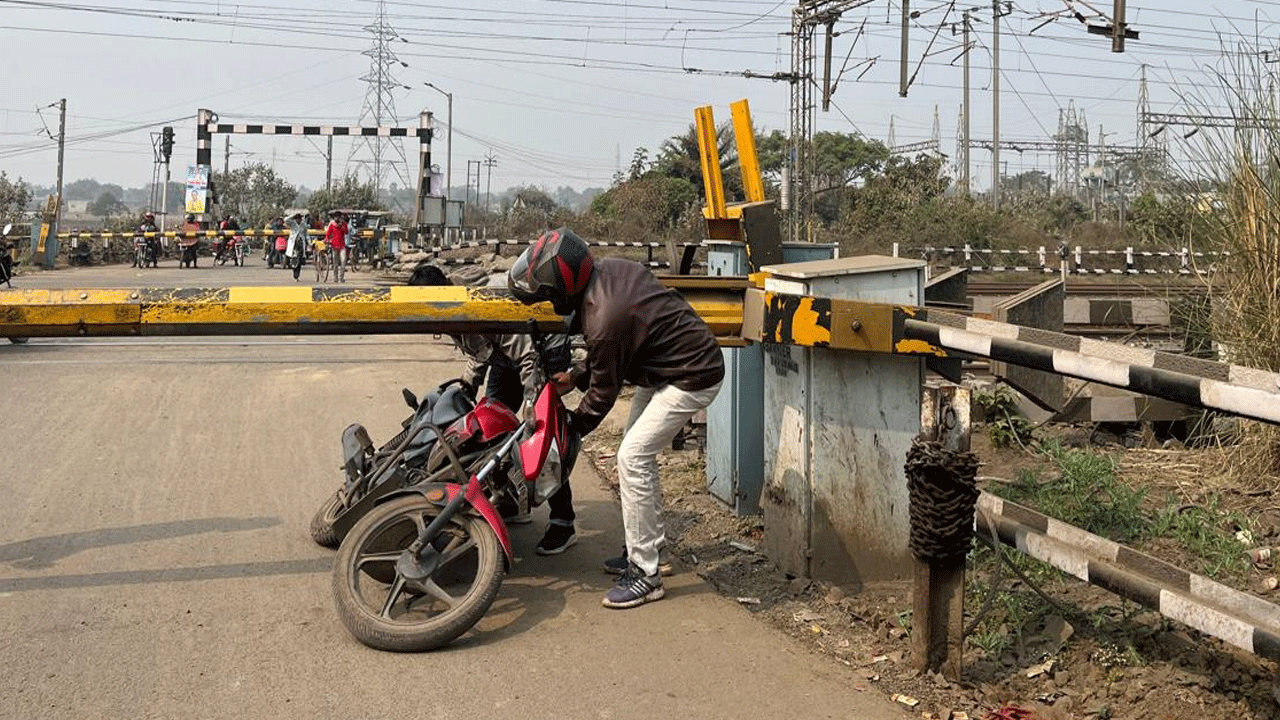  Eastern Railway has issued a strong public safety alert to prevent accidents caused by trespassing and unsafe crossing